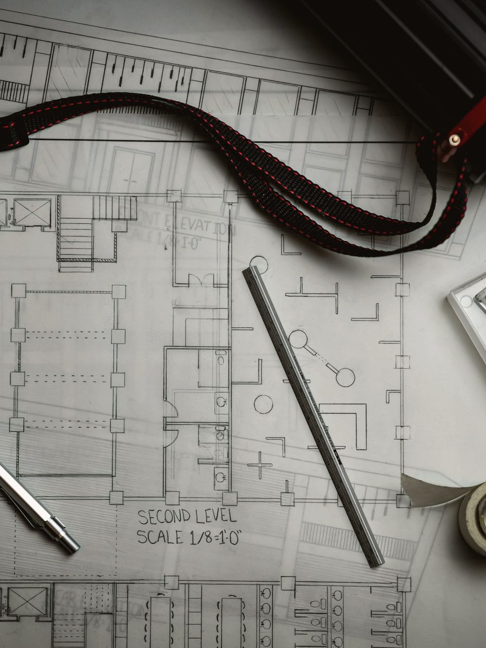 Plans d'exécution, règle et crayons sur la table du responsable de chantier