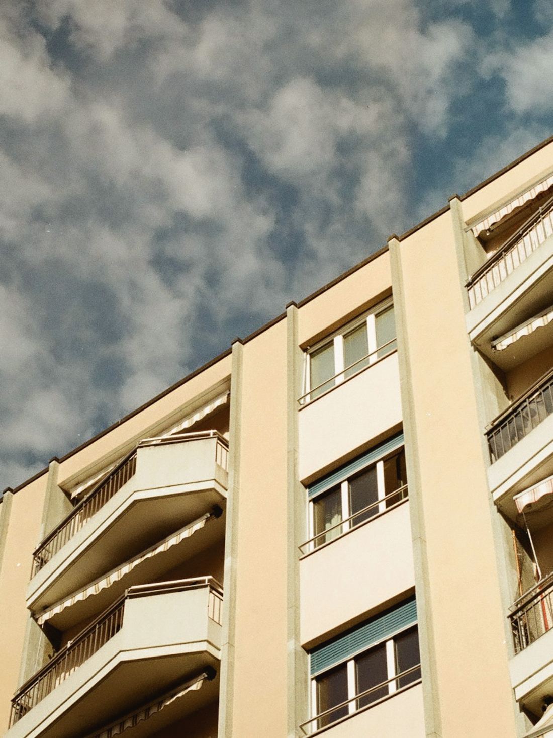 Façade d'immeuble d'habitation avec balcons, en contre-plongée